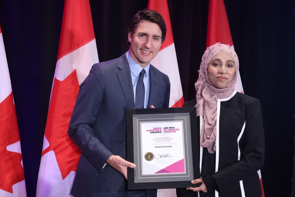 Justin Trudeau hands award to Amarah Ishaque