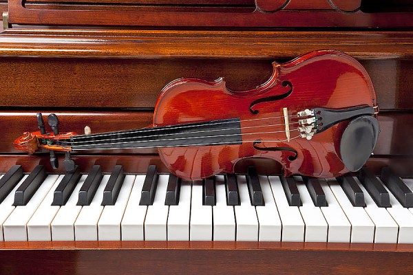 violin set on piano keyboard