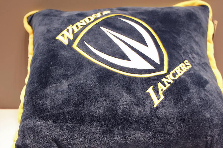 Buon Natale Pillow.Plush Pillow Prize In Christmas Quiz Contest Dailynews