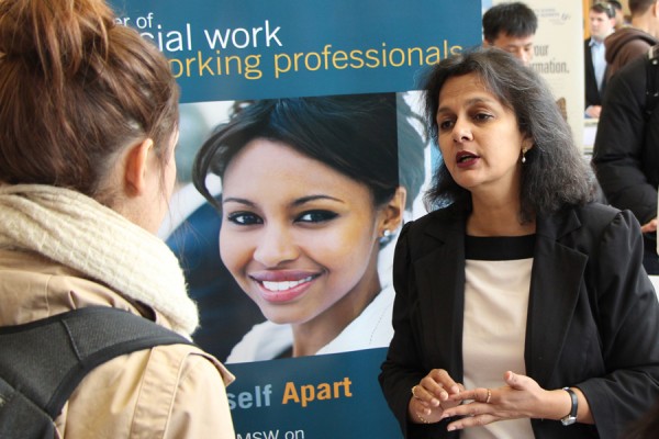 student speaking with grad school rep