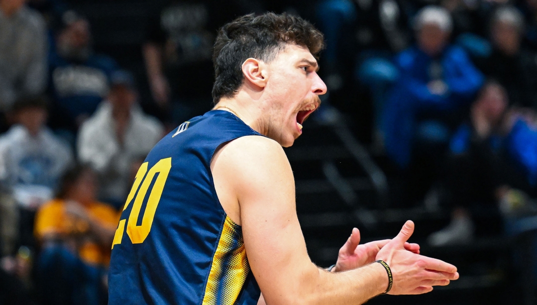 Gustavo Siqueira rallys team after a point.