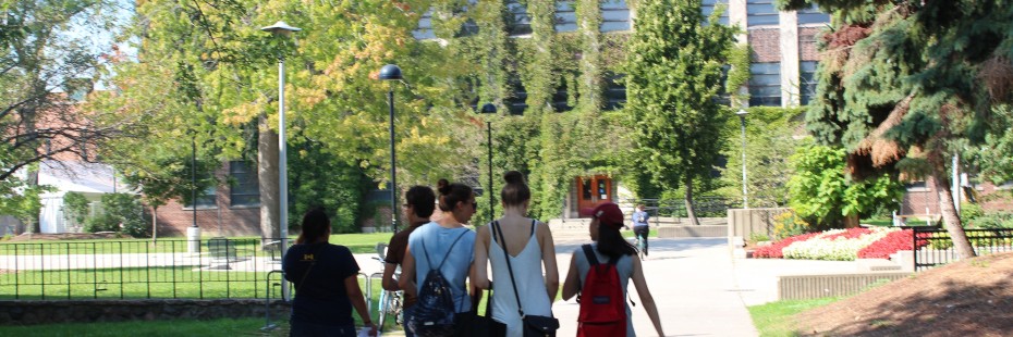 Incoming exchange students walk by Leddy Library