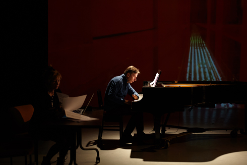 Douglas Finch in rehearsal with Sigi Torinus photo by Amin Nadi