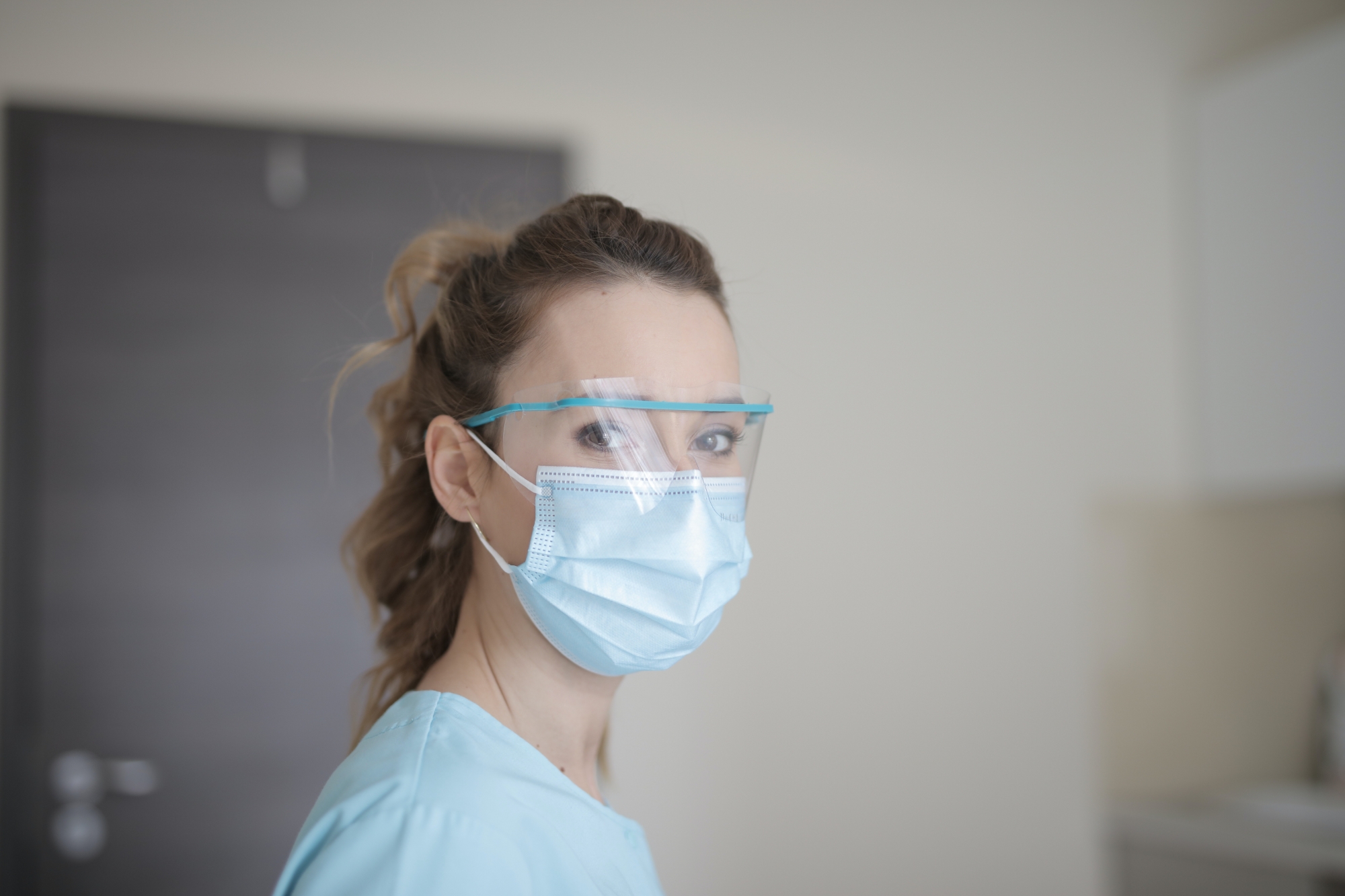 A picture of a nurse with her personal protective equipment on