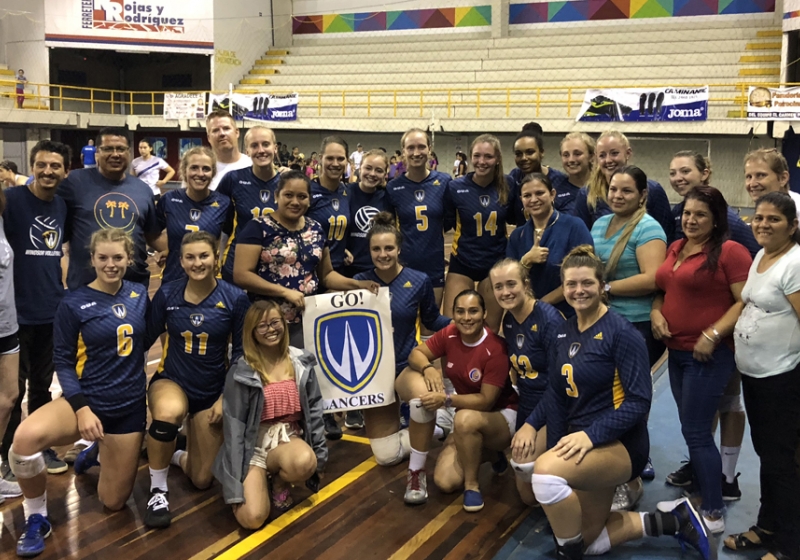 New fans of the Lancer women’s volleyball team made a banner to cheer players on duing their visit to the Costa Rican city of San Ramón.