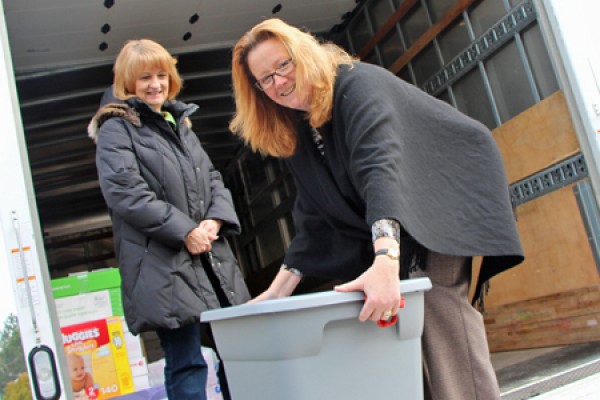 Mary Anne Beaudoin helps Pat Roberts load donations