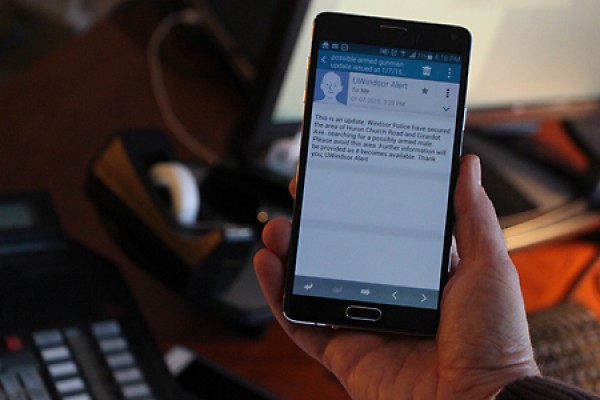 smart phone displaying UWindsor Alert message