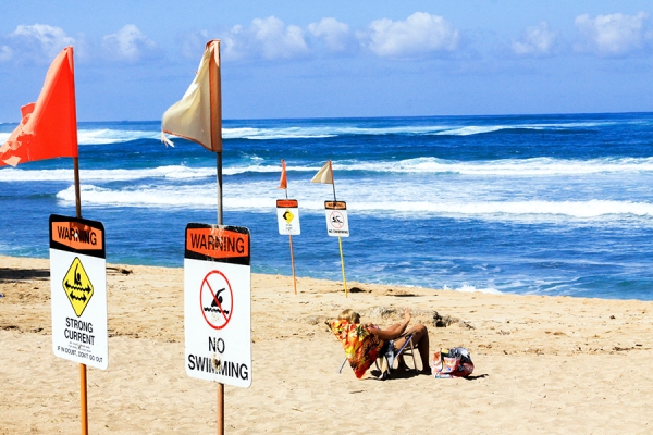 beach flying warning flags