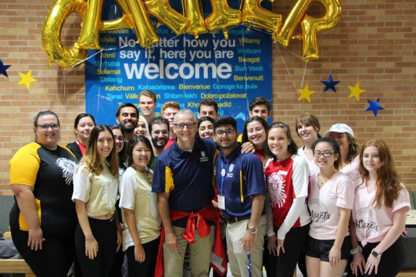 Robert Gordon poses with Move-in Day student volunteers