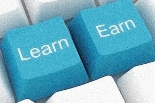 computer keys labelled &quot;Learn&quot; and &quot;Earn&quot;