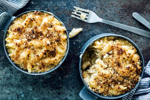 ramekins of baked macaroni and cheese