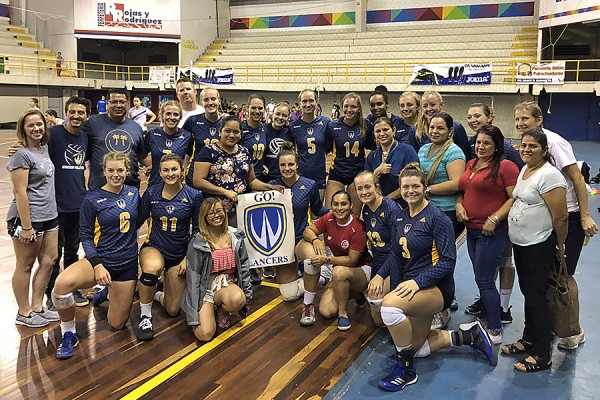 New fans of the Lancer women’s volleyball team made a banner to cheer players on duing their visit to the Costa Rican city of San Ramón.