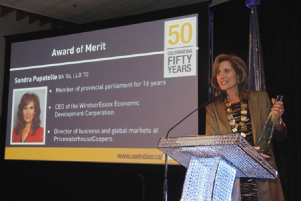 Sandra Pupatello accepts the Alumni Award of Merit