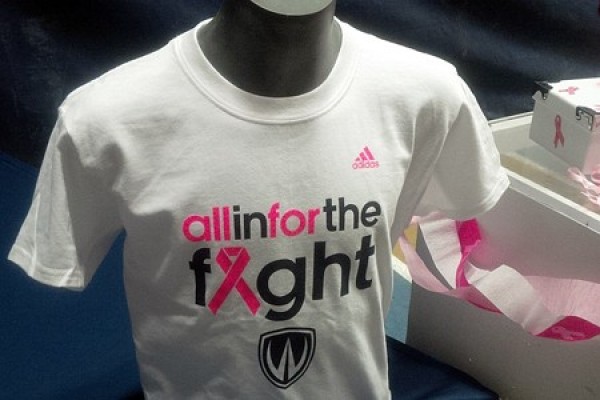 Lancer T-shirts expressing solidarity in the fight against breast cancer