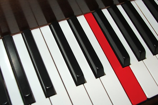 piano keyboard, F key highlighted in red
