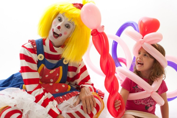 CLaroL the Clown makes balloon animal for child