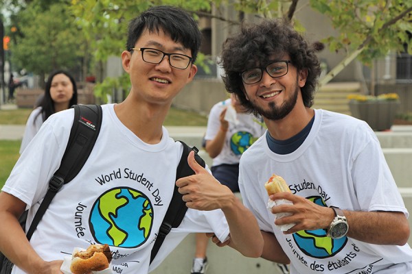 students eating barbecue