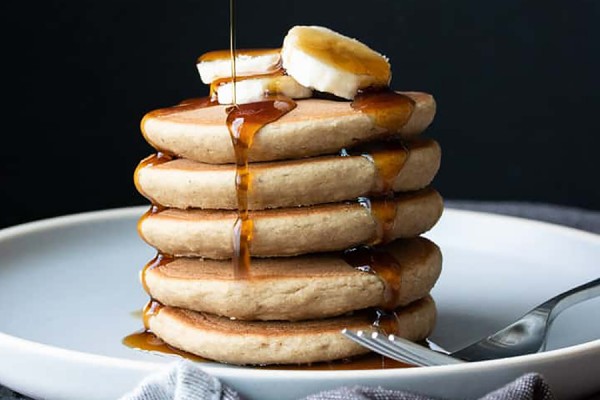 banana oatmeal pancakes with maple syrup