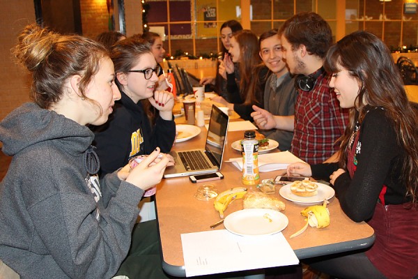 students eating in Crocodile Grill