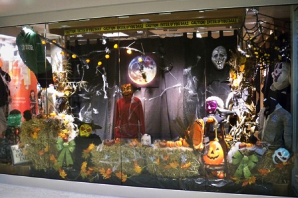 Bookstore window decorated for Hallowe&#039;en