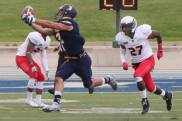 Beau Lumley catches pass