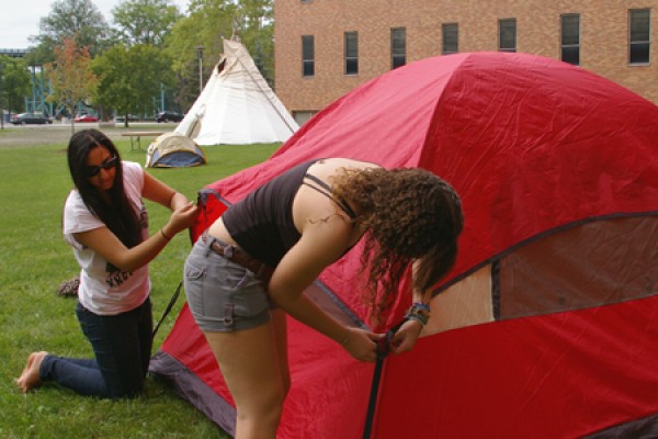 Students setting up tent in Residence Quad.