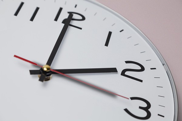 Clock moving from 2:00 to 3:00