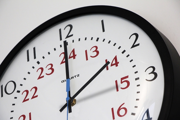 clock indicating hand moving from 2 to 3 o'clock