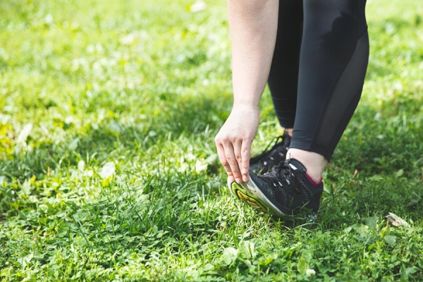 runner flexing foot