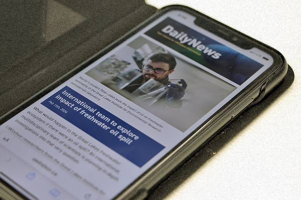 smartphone displaying DailyNews