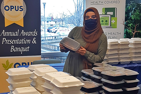 Urooj Fatimah hands out lunch