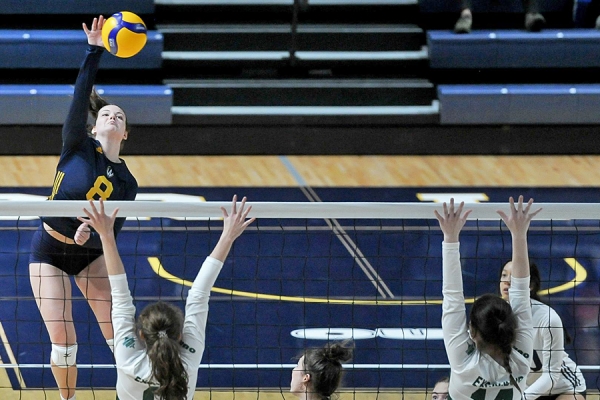 Raiya Millin jumping to block a shot