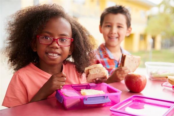 children eating lunch