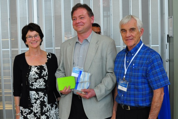 Paul Grzeszczak (m.) received the IT Services Achievement Award as part of the first annual IT Services Awards program. In the picture: Gwendolyn Ebbett (r.) and Dr. Alan Wright (l.)
