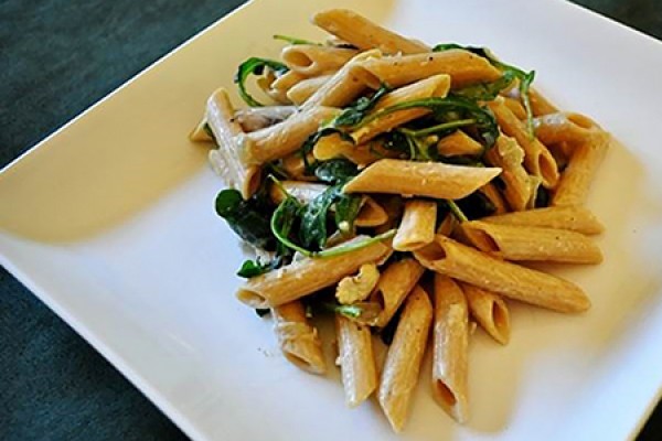 Penne with brie, mushrooms and arugula