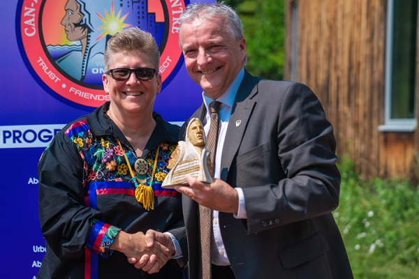 Jennifer D’Alimonte and Robert Gordon shake hands.