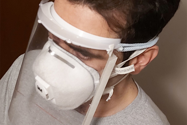 improved face shield design adapts to the shape of the wearer’s forehead