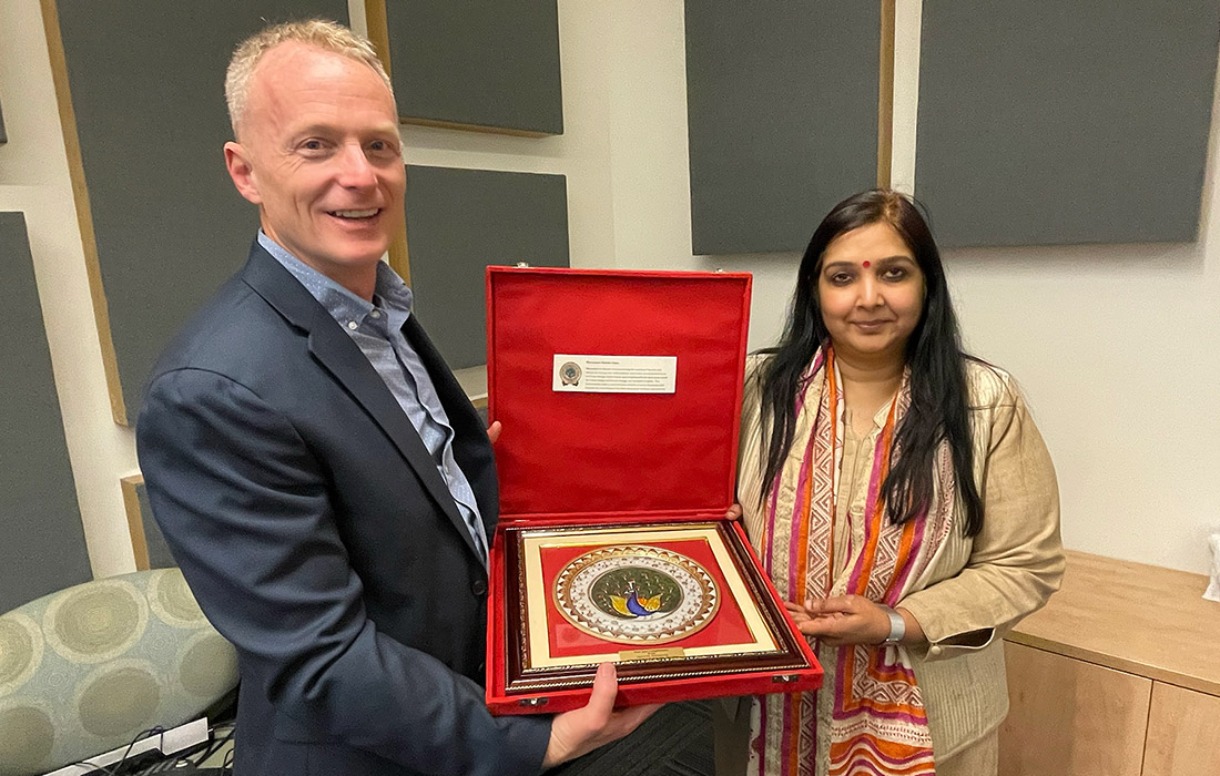 Ms. Srivastava presents a Meenakari Marble Plate to Dr. Van Heyst
