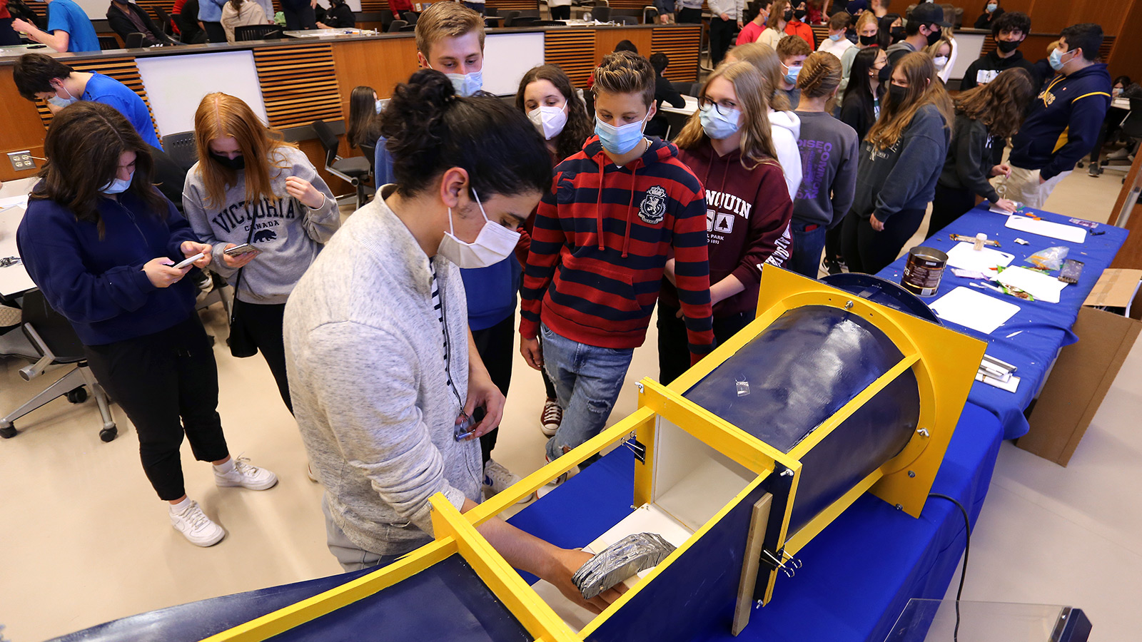 High school students test their wing designs in the Faculty of Engineering