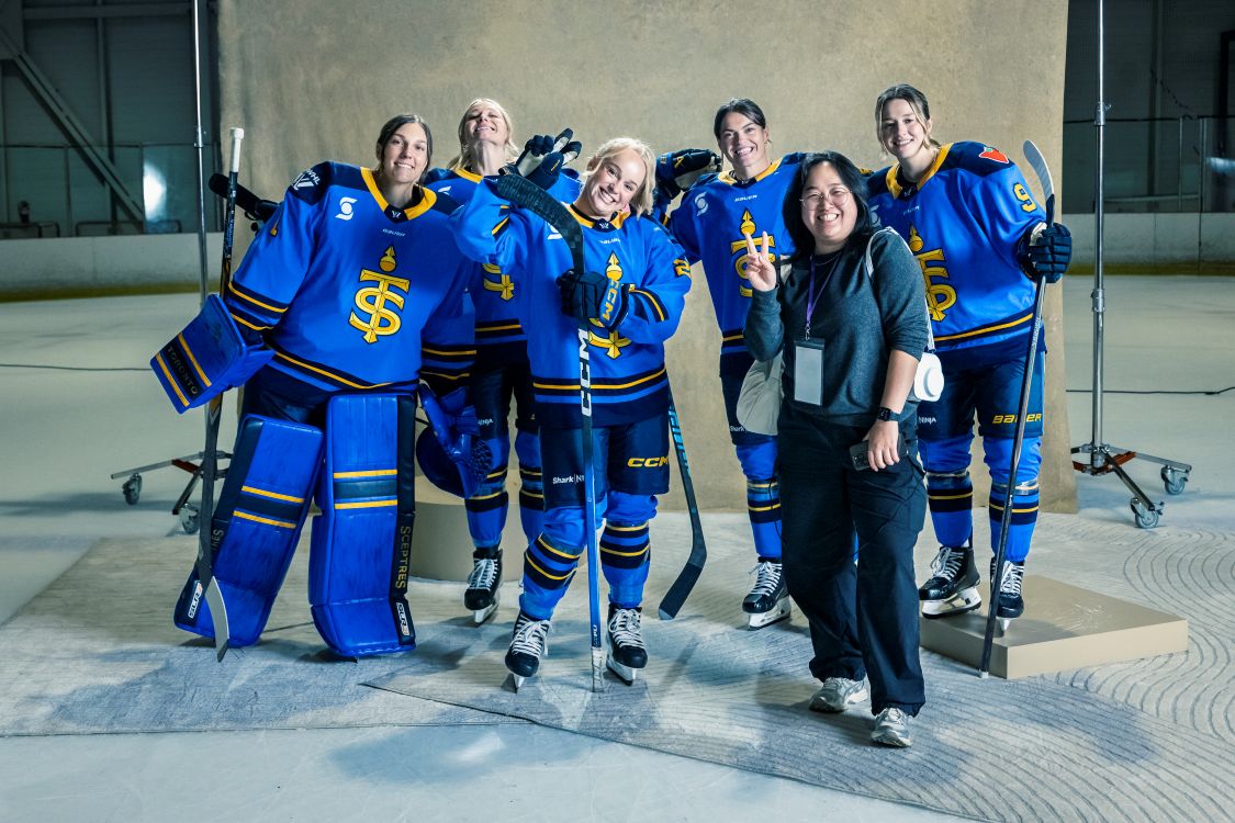 Eva Ou with players from the Toronto Sceptres 