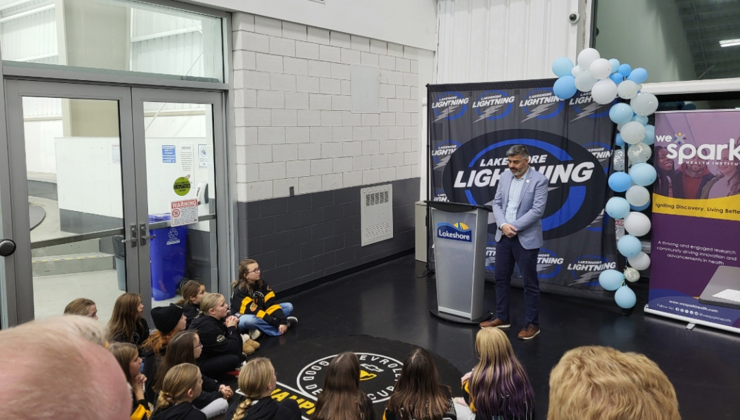 Munir Rahim talks to young hockey players