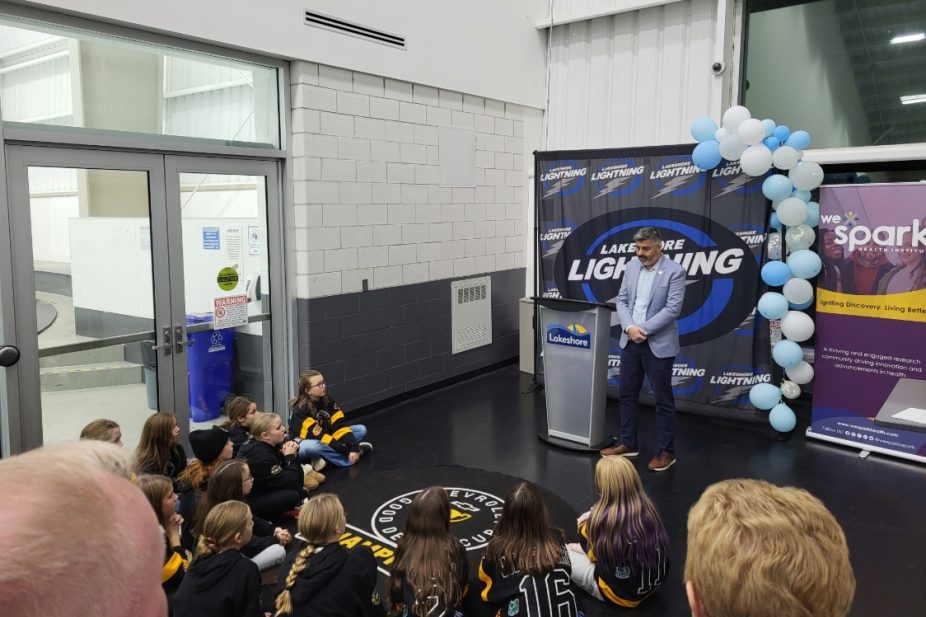 Munir Rahim talks to young hockey players