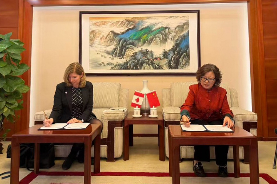 Cheryl Collier signs MOU with representative from Beijing Union University.
