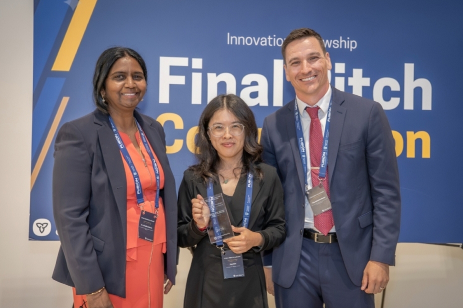 Dan Xiao accepts winning trophy