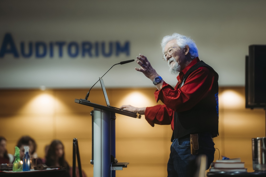 David Suzuki address an audience in Alumni Auditorium.