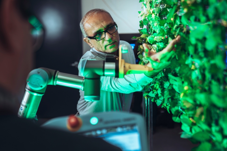 Dr. Shahpour Alirezaee 