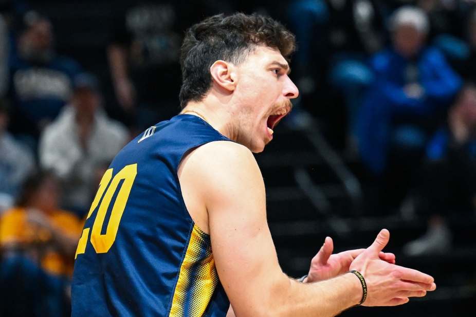 Gustavo Siqueira rallys team after a point.