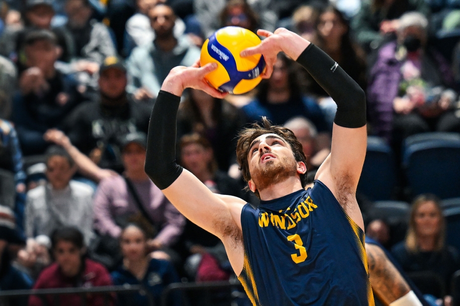 Markus Law-Heese sets the ball.