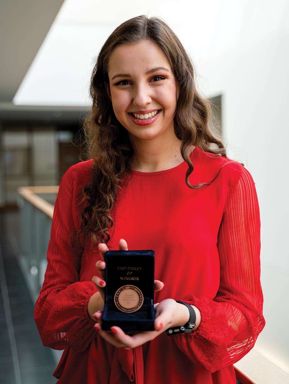 Third-year student Sylwia Borawski hold 2021 Board of Governors Medal