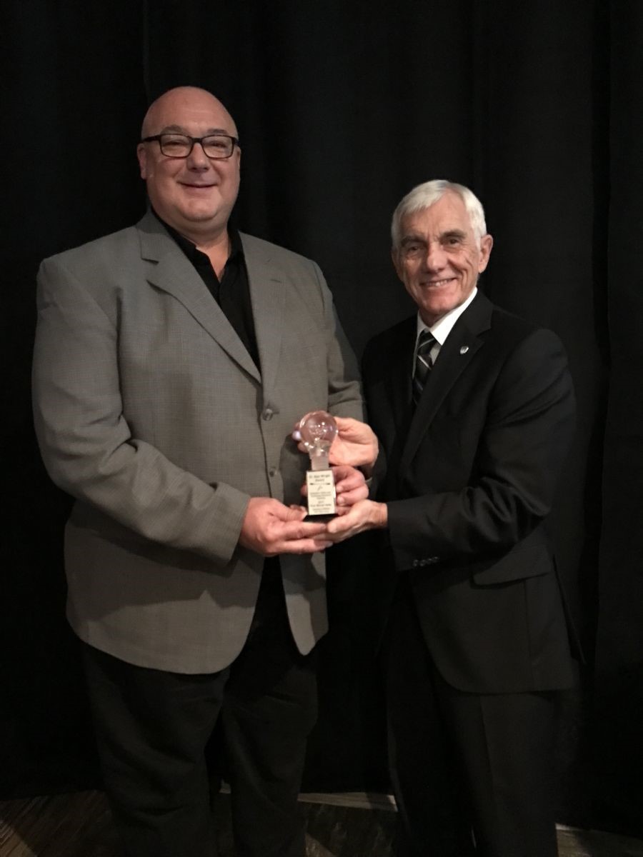 Professor Werner Keller accepts award from Dr. Alan Wright, 2017